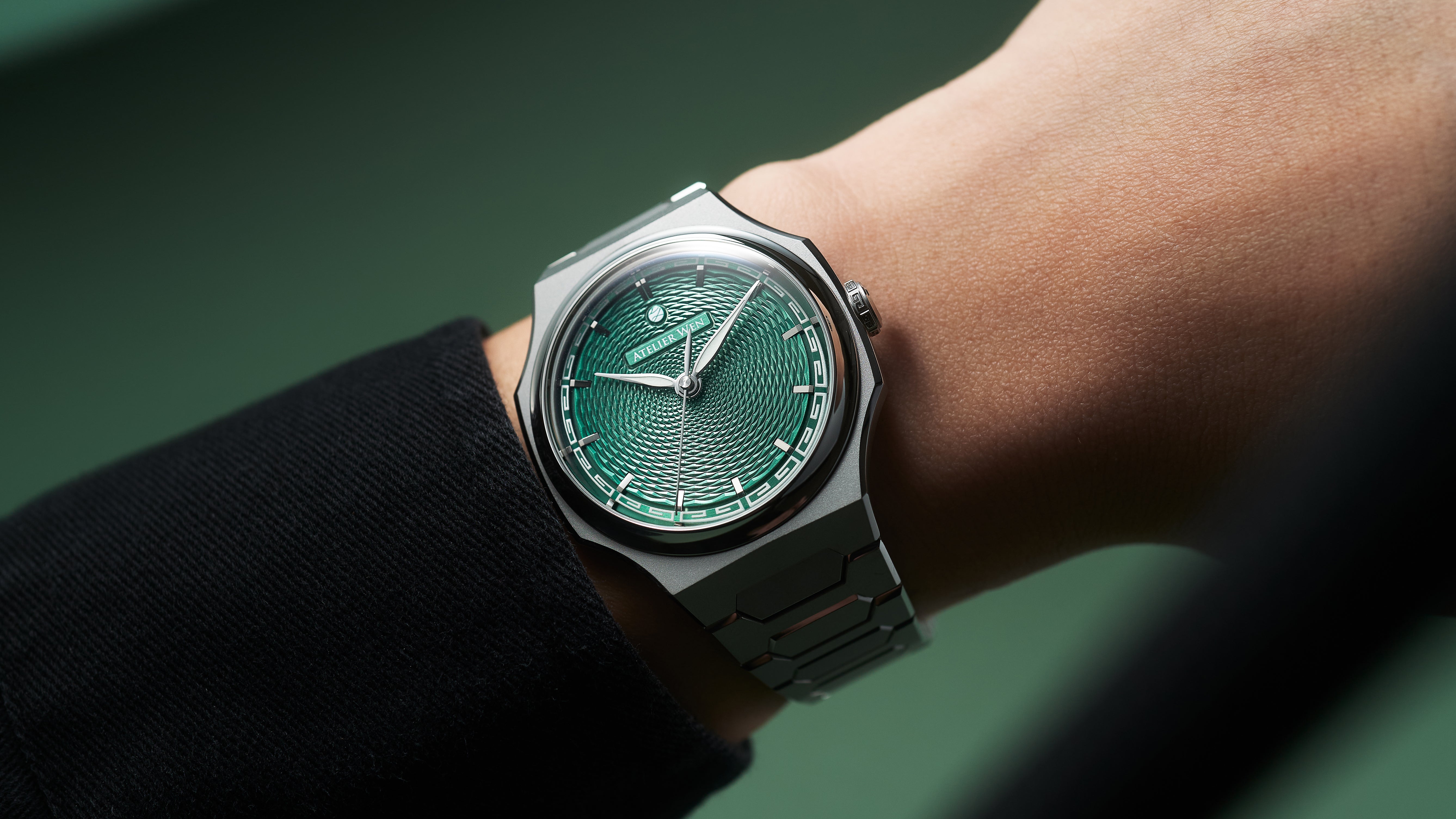 The green Yún Perception V3 on a matching 904L steel bracelet.