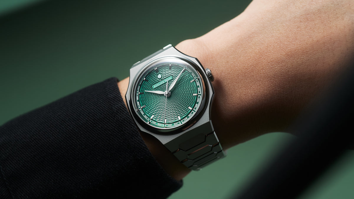 The green Yún Perception V3 on a matching 904L steel bracelet.